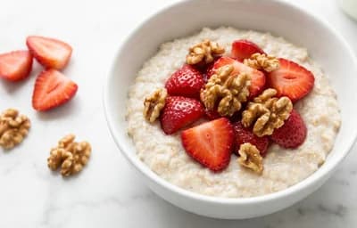 Oatmeal with Strawberries and Walnuts