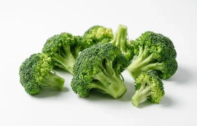 raw broccoli flower clusters