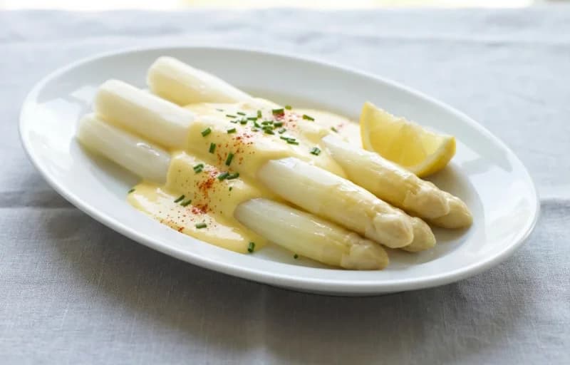 White Asparagus with Hollandaise, Hollandaise Sauce, Boiled Potatoes and Baked Ham - Recipe 1